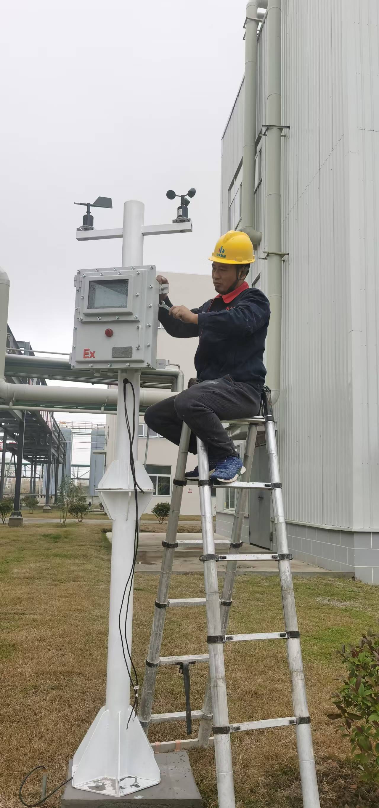 公司员工实地操作维护运营设备